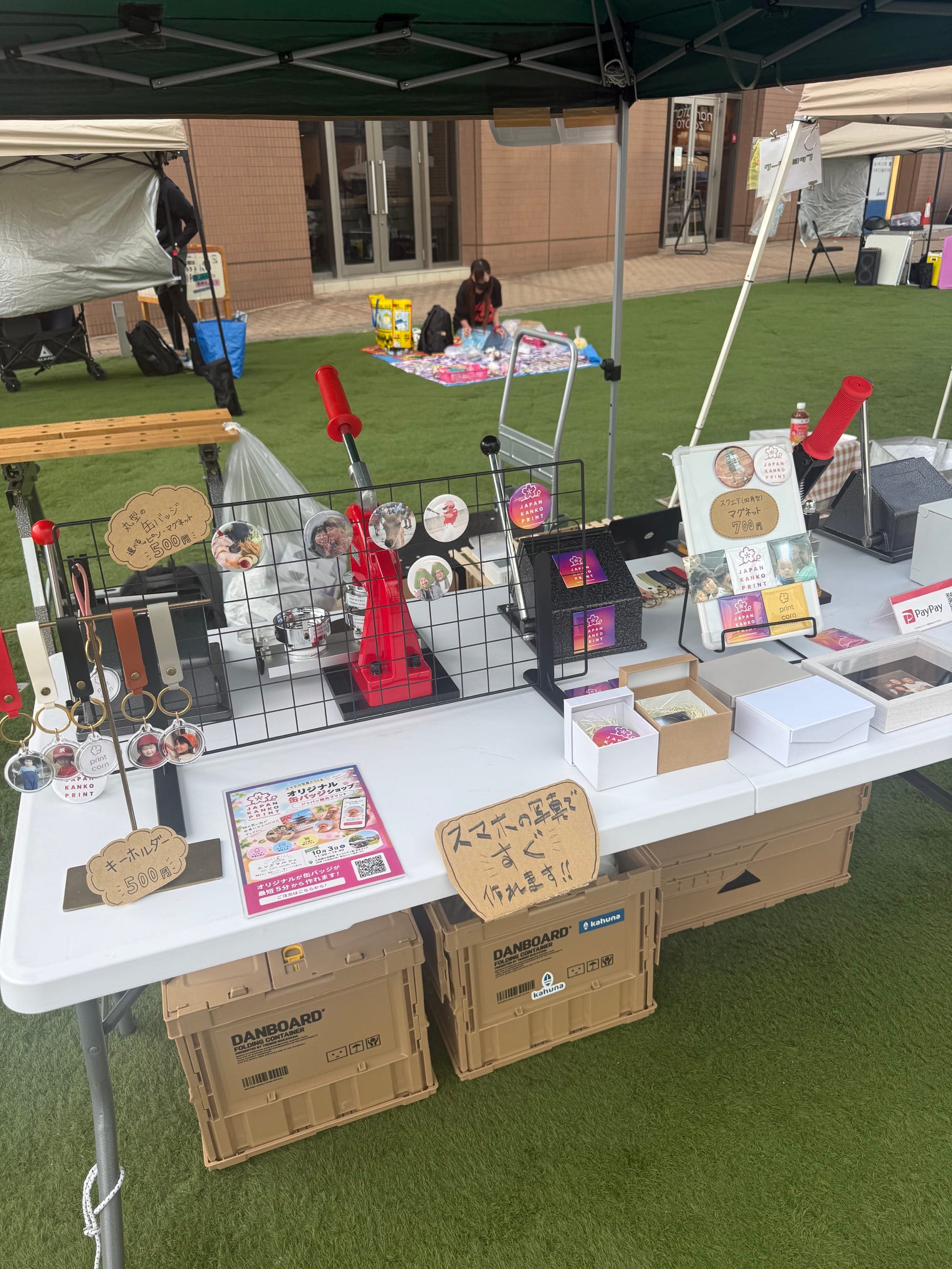 エンズマルシェで展示した缶バッジ製作機とオリジナルグッズ