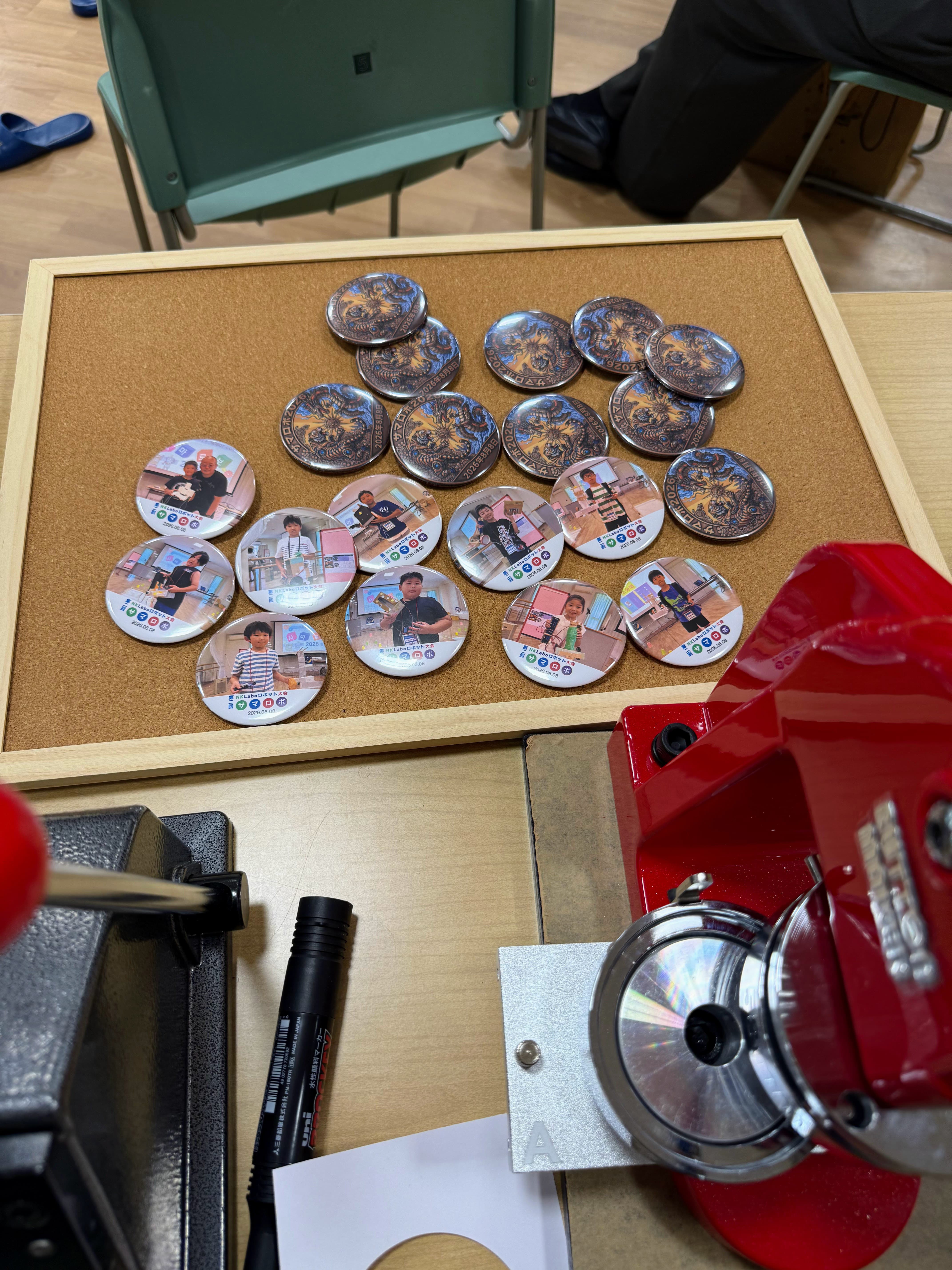 サマロボ大会会場での缶バッジ作成コーナーの様子