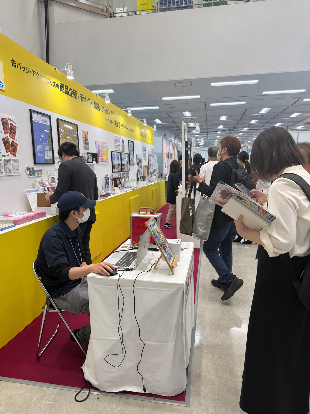 モノファクトリー様の展示ブース全景と来場者の様子
